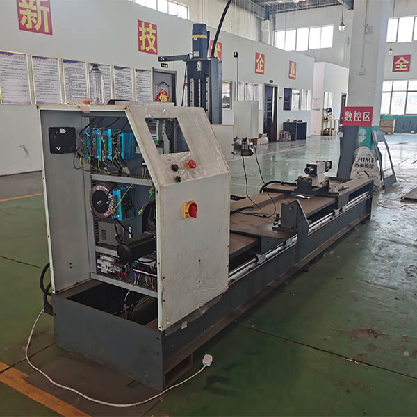 粉碎机刀轴焊接设备结构设计解析